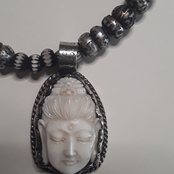 ONE OF A KIND handcrafted beautiful white jade and stainless steel necklace - Picture 8 of 13